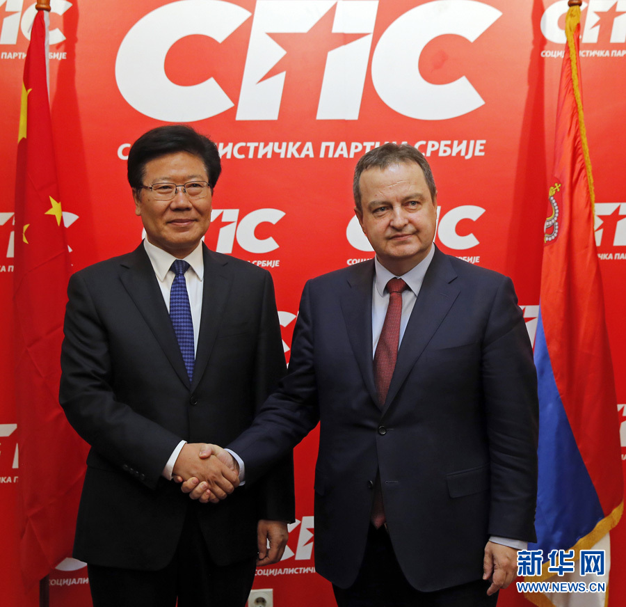 4月13日，中共中央政治局委員、中央黨的建設工作領導小組副組長張春賢（左）在塞爾維亞貝爾格萊德會見塞社會黨主席、政府第一副總理兼外長達契奇。新華社發(fā)（普雷德拉格·米洛薩夫列維奇攝）