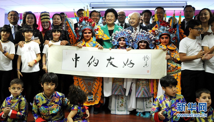 4月20日，在約旦首都安曼，中國國務(wù)院副總理劉延?xùn)|（中）考察TAG孔子學(xué)院。 新華社記者林曉蔚攝
