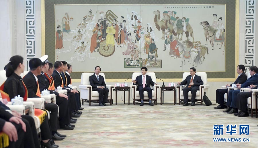 4月24日，第十三屆全國見義勇為英雄模范表彰大會(huì)在北京人民大會(huì)堂召開。會(huì)前，中共中央政治局委員、中央政法委書記孟建柱與見義勇為英雄模范及家屬代表座談。國務(wù)委員、公安部部長郭聲琨出席座談會(huì)并在表彰大會(huì)上講話。新華社記者 張鐸 攝