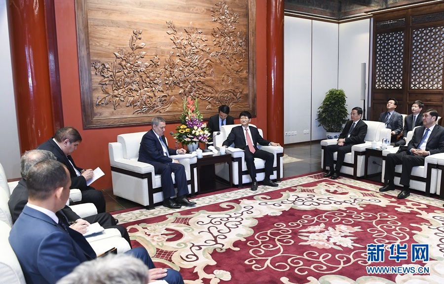4月27日，中共中央政治局委員、中央政法委書(shū)記孟建柱在北京同烏茲別克斯坦副總理阿齊莫夫舉行中烏政府間合作委員會(huì)雙方主席會(huì)晤。新華社記者 張領(lǐng) 攝