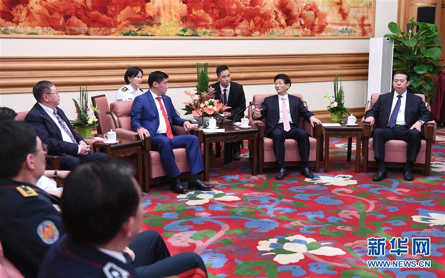 5月8日，中共中央政治局委員、中央政法委書記孟建柱在北京中南海會(huì)見(jiàn)蒙古國(guó)法律內(nèi)務(wù)部部長(zhǎng)賓巴朝格特。 新華社記者 張鐸 攝