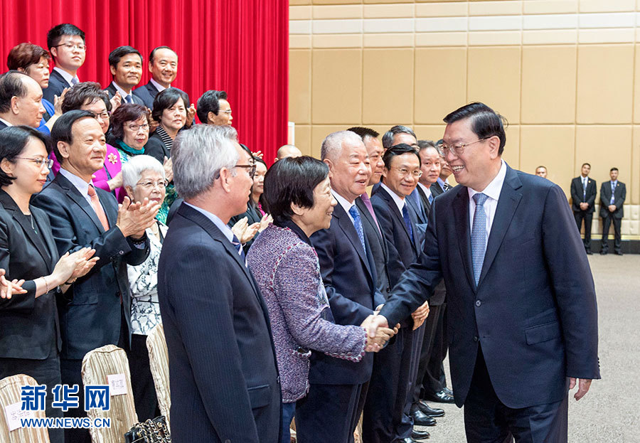 5月8日至10日，中共中央政治局常委、全國人大常委會(huì)委員長張德江視察澳門特別行政區(qū)。這是5月9日，張德江與澳門社會(huì)各界人士代表座談。新華社記者 李學(xué)仁 攝