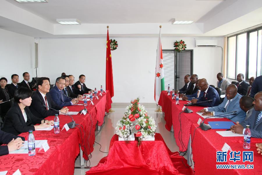 5月11日，中國(guó)國(guó)家副主席李源潮在布瓊布拉與布隆迪第一副總統(tǒng)辛迪姆沃和第二副總統(tǒng)布托雷舉行會(huì)談。 新華社記者呂天然攝 