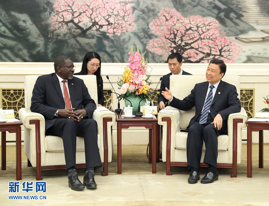 5月15日，國家副主席、中國紅十字會名譽會長李源潮在北京會見來華出席“一帶一路”國際合作高峰論壇的紅十字會與紅新月會國際聯(lián)合會秘書長阿西。新華社記者 王曄 攝