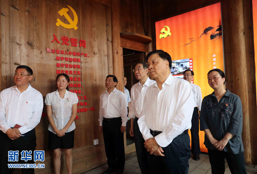 6月8日至10日，中共中央政治局常委、中央書記處書記劉云山在福建調(diào)研。這是6月9日，劉云山專程來到政和縣石圳村，深入了解廖俊波的事跡。新華社記者 劉衛(wèi)兵 攝