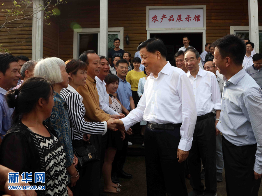 6月8日至10日，中共中央政治局常委、中央書記處書記劉云山在福建調(diào)研。這是6月9日，劉云山在周寧縣上洋村與村民親切交談。新華社記者 劉衛(wèi)兵 攝
