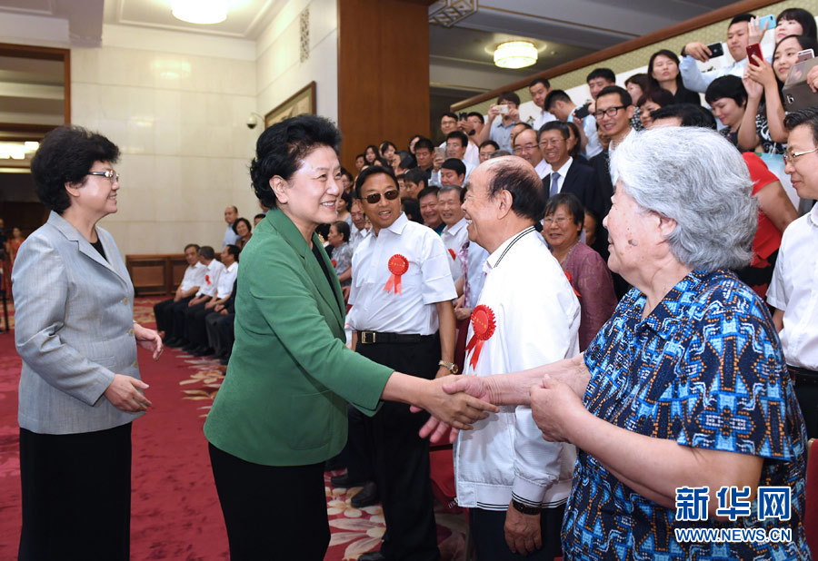 6月16日，中共中央政治局委員、國務(wù)院副總理劉延?xùn)|在北京看望出席中國人口福利基金會成立30周年座談會的歷屆“中華人口獎”獲獎?wù)叽?。新華社記者 饒愛民 攝