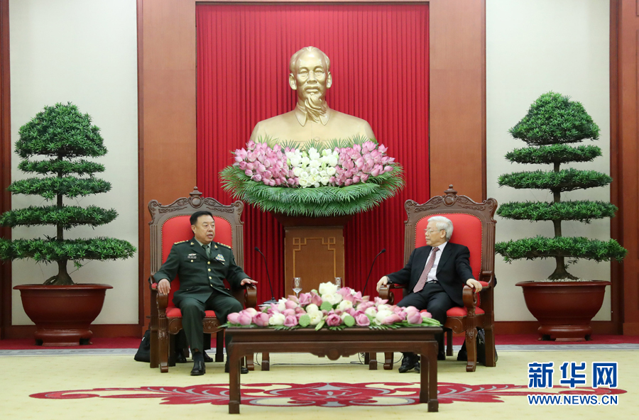 6月18日，在越南首都河內(nèi)，正在越南訪問的中央軍委副主席范長龍（左）會見越共中央總書記阮富仲。 新華社發(fā)（李曉偉攝） 