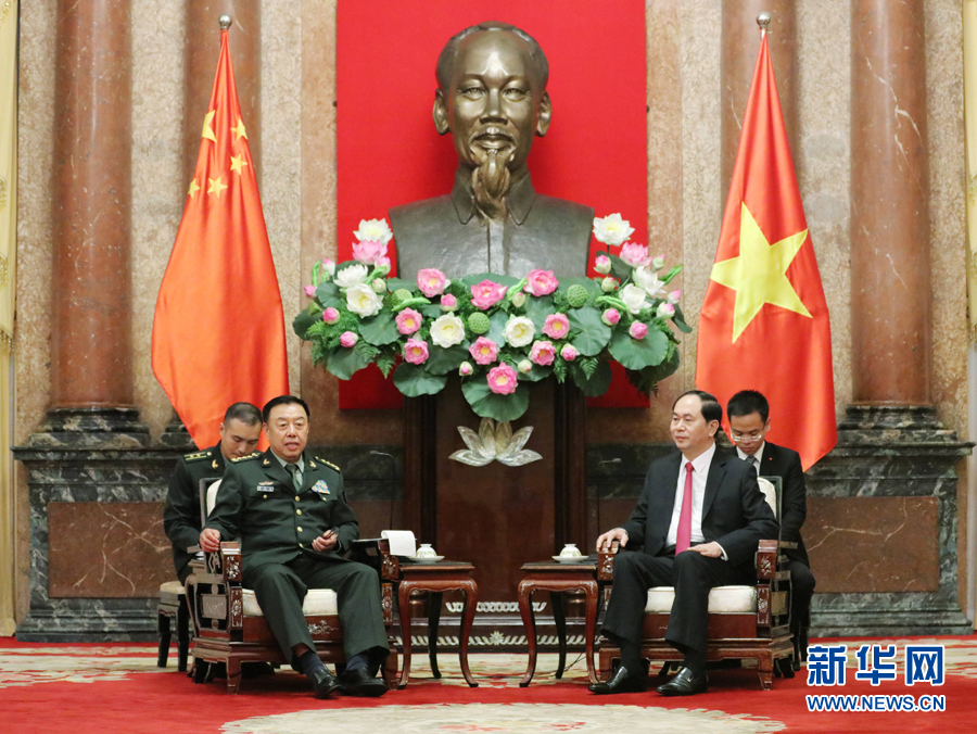 6月18日，在越南首都河內(nèi)，正在越南訪問的中央軍委副主席范長龍（左前）會見越南國家主席陳大光（右前）。 新華社發(fā)（李曉偉攝）