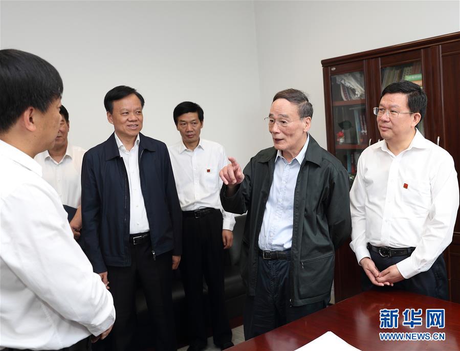 6月20日至22日，中共中央政治局常委、中央紀(jì)委書記王岐山在貴州省檢查紀(jì)檢監(jiān)察工作。這是6月21日，王岐山在省紀(jì)委與紀(jì)檢監(jiān)察干部親切交流。新華社記者 王曄 攝