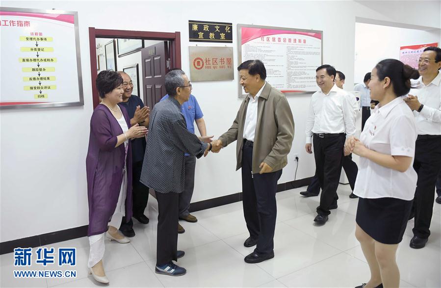 6月22日至24日，中共中央政治局常委、中央書(shū)記處書(shū)記劉云山在遼寧調(diào)研。這是6月23日，劉云山在錦州市西街社區(qū)與干部群眾深入交流。新華社記者 張鐸 攝
