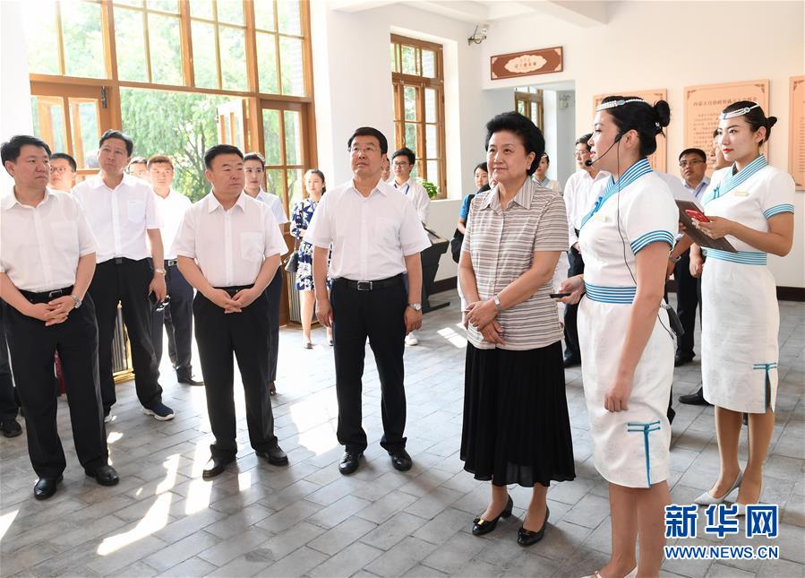 6月25日，全國民族團(tuán)結(jié)進(jìn)步創(chuàng)建經(jīng)驗(yàn)交流現(xiàn)場會在內(nèi)蒙古興安盟召開，中共中央政治局委員、國務(wù)院副總理劉延?xùn)|出席會議并講話。在內(nèi)蒙古期間，劉延?xùn)|考察內(nèi)蒙古人民代表會議舊址即“五一會址”，深入社區(qū)看望各族干部群眾。這是劉延?xùn)|考察“五一會址”。新華社記者 陳曄華 攝