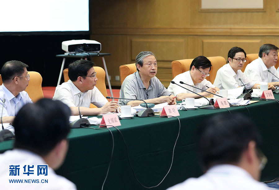 近日，中共中央政治局委員、國務(wù)院副總理馬凱在北京調(diào)研新能源汽車產(chǎn)業(yè)發(fā)展。這是7月4日，馬凱在北京深入新能源汽車充換電設(shè)施、充電服務(wù)平臺、分時租賃等單位調(diào)研，并主持召開推廣應(yīng)用座談會。新華社記者 龐興雷 攝