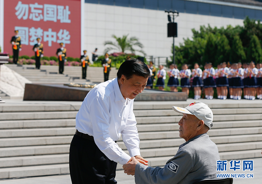 7月7日，紀(jì)念全民族抗戰(zhàn)爆發(fā)80周年儀式在中國人民抗日戰(zhàn)爭紀(jì)念館舉行。中共中央政治局常委、中央書記處書記劉云山出席儀式并講話。這是儀式開始前，劉云山與老八路代表握手。新華社記者崔新鈺攝