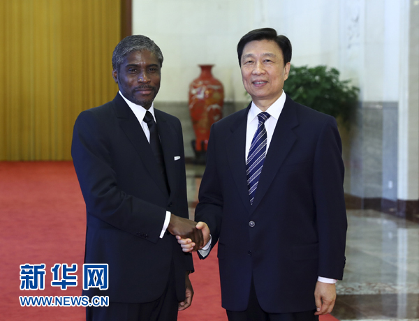 7月13日，中國(guó)國(guó)家副主席李源潮在北京人民大會(huì)堂與赤道幾內(nèi)亞副總統(tǒng)曼格會(huì)談。 新華社記者 謝環(huán)馳 攝