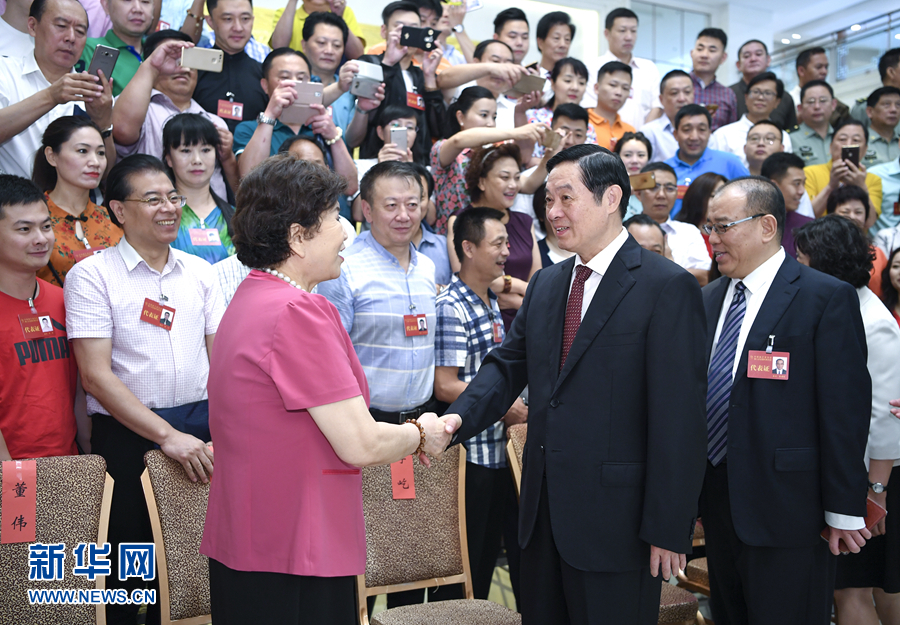 7月19日，中國曲藝家協(xié)會第八次全國代表大會在北京召開。中共中央政治局委員、中央書記處書記、中宣部部長劉奇葆出席開幕式并講話。這是開幕式前，劉奇葆接見與會代表。新華社記者 張領(lǐng) 攝