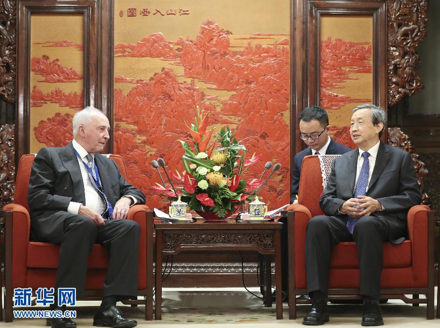 7月20日，國務(wù)院副總理馬凱在北京中南海紫光閣會(huì)見以澳大利亞前總理基廷為主席的國家開發(fā)銀行國際顧問委員會(huì)成員。 新華社記者丁林?jǐn)z