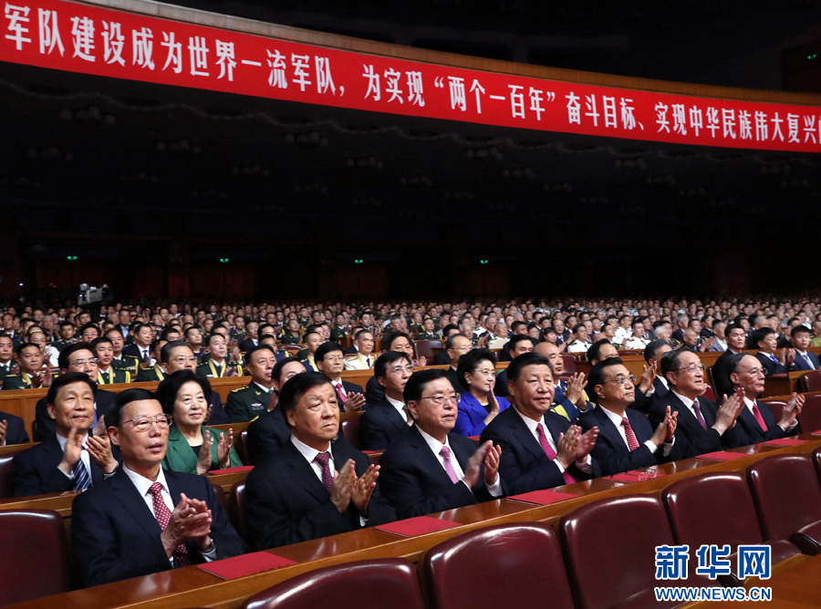 7月28日，慶祝中國人民解放軍建軍90周年文藝晚會(huì)《在黨的旗幟下》在北京人民大會(huì)堂舉行。中共中央總書記、國家主席、中央軍委主席習(xí)近平和李克強(qiáng)、張德江、俞正聲、劉云山、王岐山、張高麗等黨和國家領(lǐng)導(dǎo)人，與首都3000多名各界群眾一起觀看演出。新華社記者 馬占成 攝