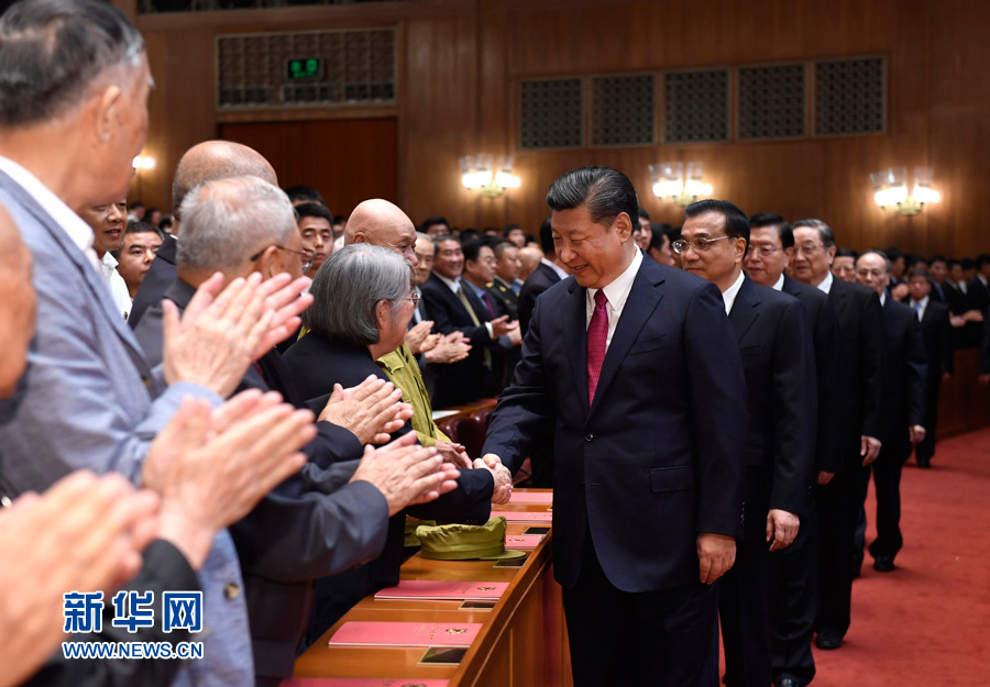7月28日，慶祝中國人民解放軍建軍90周年文藝晚會(huì)《在黨的旗幟下》在北京人民大會(huì)堂舉行。中共中央總書記、國家主席、中央軍委主席習(xí)近平和李克強(qiáng)、張德江、俞正聲、劉云山、王岐山、張高麗等黨和國家領(lǐng)導(dǎo)人，與首都3000多名各界群眾一起觀看演出。演出開始前，習(xí)近平等與老戰(zhàn)士、老同志代表和“八一勛章”獲得者親切握手。新華社記者 李學(xué)仁 攝