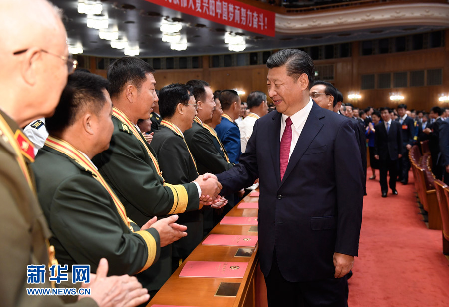 7月28日，慶祝中國人民解放軍建軍90周年文藝晚會(huì)《在黨的旗幟下》在北京人民大會(huì)堂舉行。中共中央總書記、國家主席、中央軍委主席習(xí)近平和李克強(qiáng)、張德江、俞正聲、劉云山、王岐山、張高麗等黨和國家領(lǐng)導(dǎo)人，與首都3000多名各界群眾一起觀看演出。演出開始前，習(xí)近平等與老戰(zhàn)士、老同志代表和“八一勛章”獲得者親切握手。新華社記者 李學(xué)仁 攝