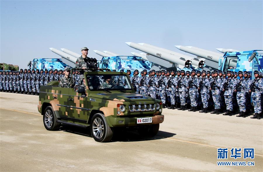 7月30日上午，慶祝中國(guó)人民解放軍建軍90周年閱兵在朱日和聯(lián)合訓(xùn)練基地隆重舉行。中共中央總書記、國(guó)家主席、中央軍委主席習(xí)近平檢閱部隊(duì)并發(fā)表重要講話。這是習(xí)近平乘車檢閱部隊(duì)。新華社記者 李濤 攝