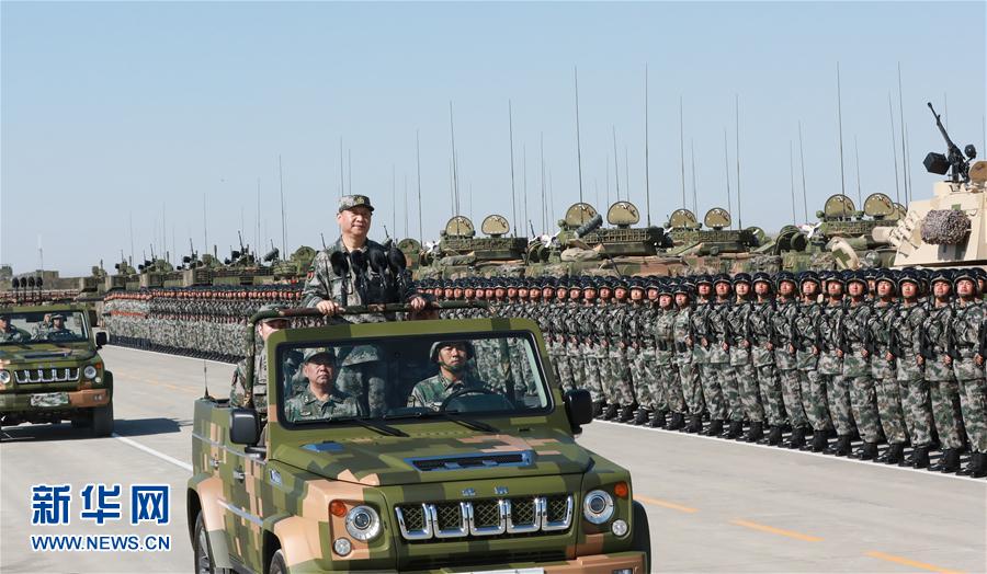 7月30日上午，慶祝中國(guó)人民解放軍建軍90周年閱兵在朱日和聯(lián)合訓(xùn)練基地隆重舉行。中共中央總書記、國(guó)家主席、中央軍委主席習(xí)近平檢閱部隊(duì)并發(fā)表重要講話。這是習(xí)近平乘車檢閱部隊(duì)。新華社記者 李剛 攝
