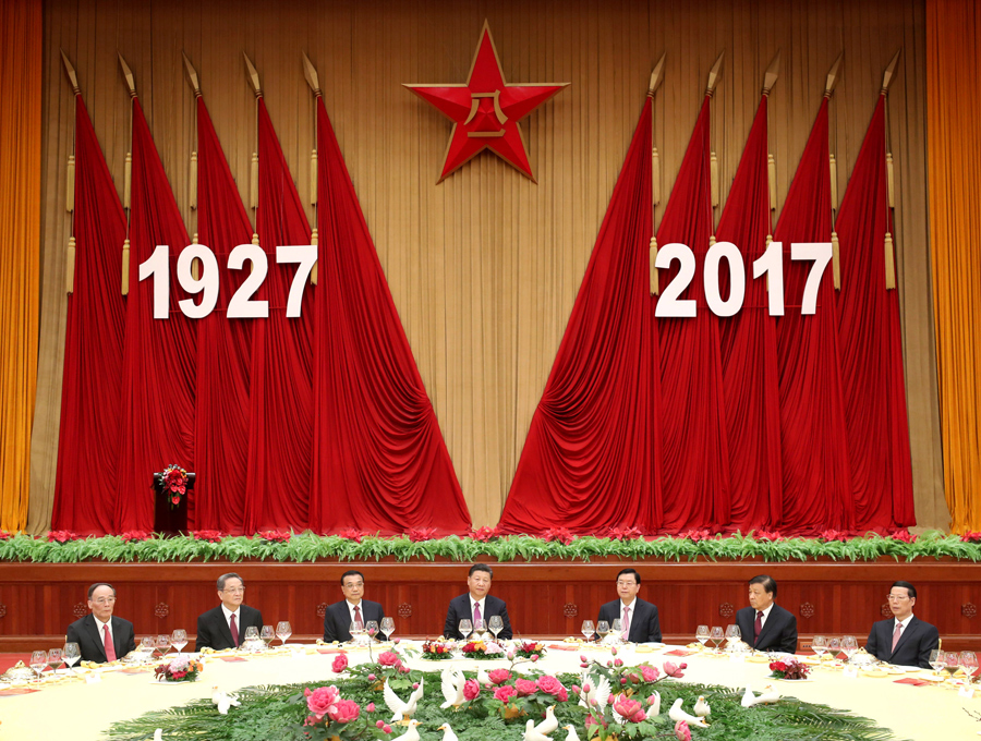 7月31日，中華人民共和國(guó)國(guó)防部在北京人民大會(huì)堂舉行盛大招待會(huì)，熱烈慶祝中國(guó)人民解放軍建軍90周年。中共中央總書(shū)記、國(guó)家主席、中央軍委主席習(xí)近平和李克強(qiáng)、張德江、俞正聲、劉云山、王岐山、張高麗等黨和國(guó)家領(lǐng)導(dǎo)人出席招待會(huì)。新華社記者 鞠鵬 攝