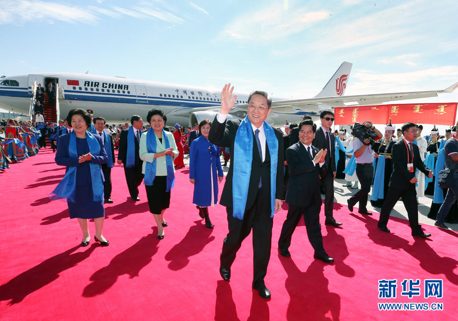 8月7日，以中共中央政治局常委、全國(guó)政協(xié)主席俞正聲為團(tuán)長(zhǎng)的中央代表團(tuán)飛抵呼和浩特，出席內(nèi)蒙古自治區(qū)成立70周年慶祝活動(dòng)。中央代表團(tuán)在機(jī)場(chǎng)受到內(nèi)蒙古各族群眾的熱烈歡迎。新華社記者 姚大偉 攝