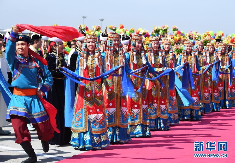 8月7日，以中共中央政治局常委、全國(guó)政協(xié)主席俞正聲為團(tuán)長(zhǎng)的中央代表團(tuán)飛抵呼和浩特，出席內(nèi)蒙古自治區(qū)成立70周年慶?；顒?dòng)。中央代表團(tuán)在機(jī)場(chǎng)受到內(nèi)蒙古各族群眾的熱烈歡迎。新華社記者 張領(lǐng) 攝