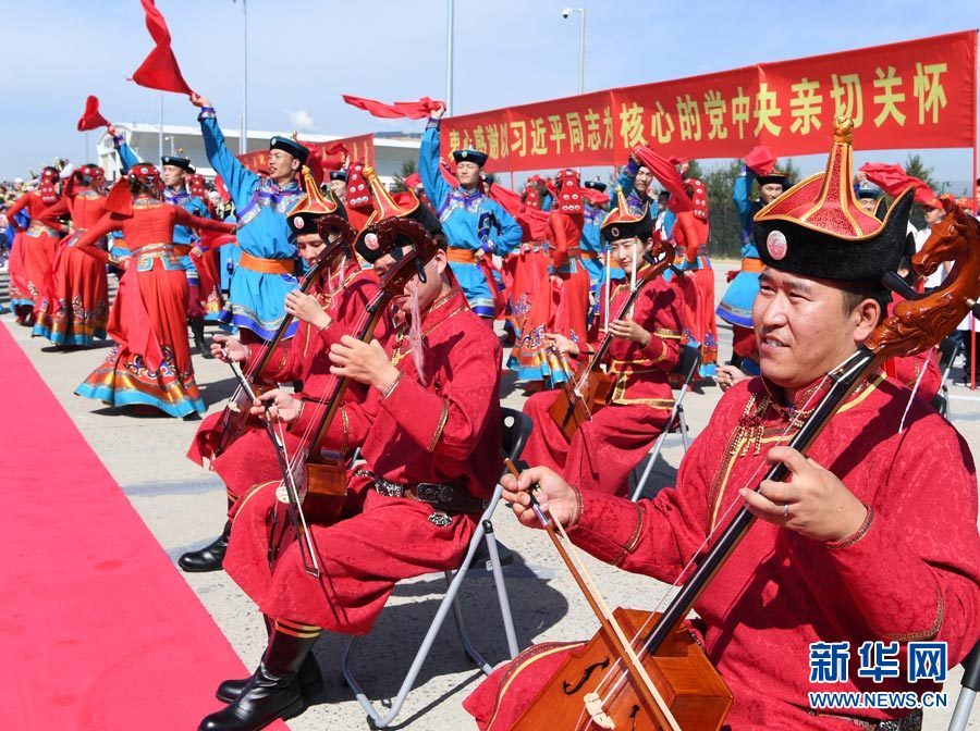 8月7日，以中共中央政治局常委、全國(guó)政協(xié)主席俞正聲為團(tuán)長(zhǎng)的中央代表團(tuán)飛抵呼和浩特，出席內(nèi)蒙古自治區(qū)成立70周年慶?；顒?dòng)。中央代表團(tuán)在機(jī)場(chǎng)受到內(nèi)蒙古各族群眾的熱烈歡迎。新華社記者 張領(lǐng) 攝
