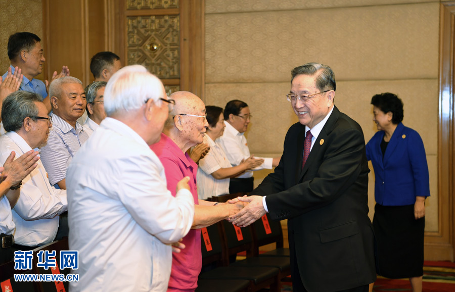 8月7日，中共中央政治局常委、全國政協(xié)主席、中央代表團(tuán)團(tuán)長俞正聲在內(nèi)蒙古新城賓館會(huì)見內(nèi)蒙古自治區(qū)離退休老同志和各族各界群眾代表，并與他們合影留念。新華社記者 張領(lǐng) 攝