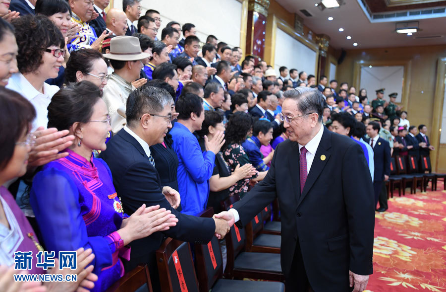 8月7日，中共中央政治局常委、全國政協(xié)主席、中央代表團(tuán)團(tuán)長俞正聲在內(nèi)蒙古新城賓館會(huì)見內(nèi)蒙古自治區(qū)離退休老同志和各族各界群眾代表，并與他們合影留念。新華社記者 張領(lǐng) 攝