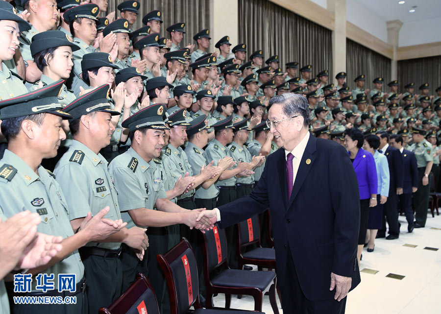 8月7日，中共中央政治局常委、全國政協(xié)主席、中央代表團團長俞正聲率代表團部分成員分別赴內(nèi)蒙古軍區(qū)、武警內(nèi)蒙古總隊、武警內(nèi)蒙古森林總隊慰問，并會見自治區(qū)政法干警代表。這是俞正聲會見內(nèi)蒙古軍區(qū)指戰(zhàn)員。新華社記者 張領(lǐng) 攝