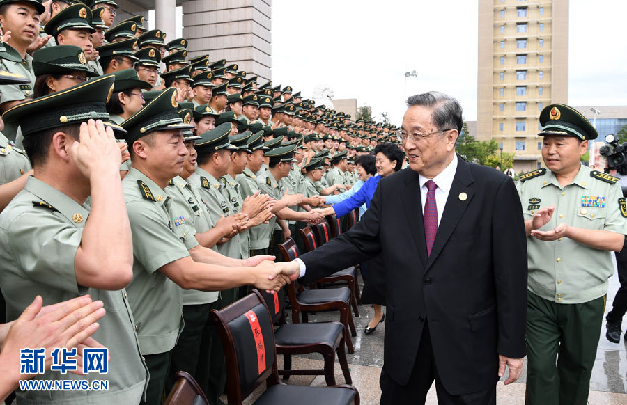 8月7日，中共中央政治局常委、全國政協(xié)主席、中央代表團團長俞正聲率代表團部分成員分別赴內(nèi)蒙古軍區(qū)、武警內(nèi)蒙古總隊、武警內(nèi)蒙古森林總隊慰問，并會見自治區(qū)政法干警代表。這是俞正聲會見武警內(nèi)蒙古總隊官兵。新華社記者 張領(lǐng) 攝