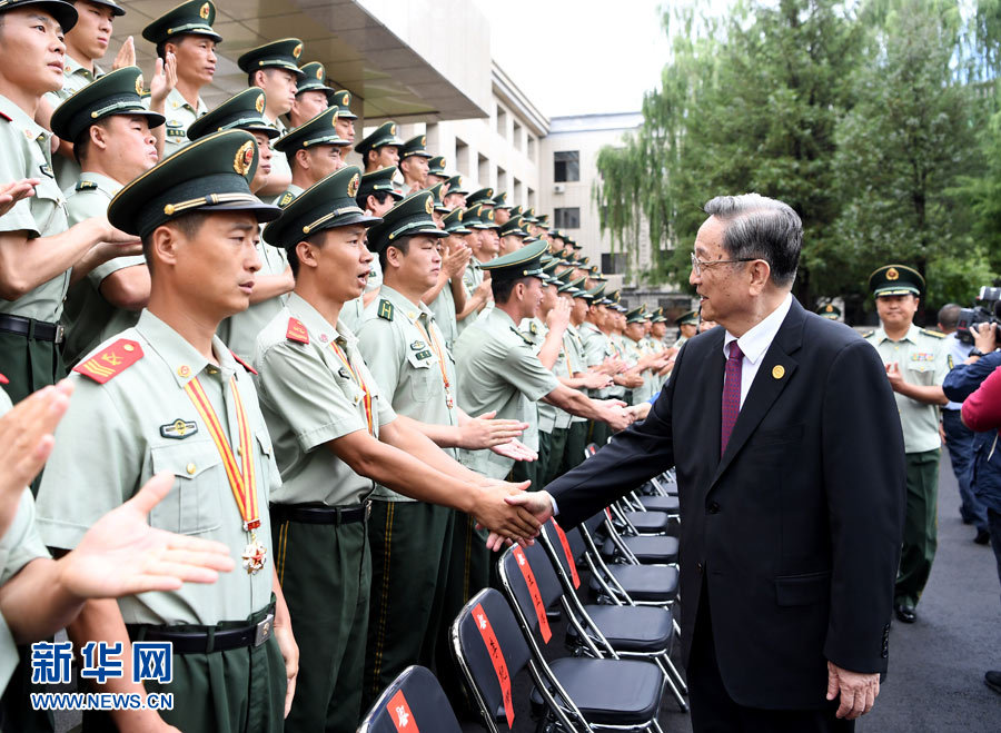 8月7日，中共中央政治局常委、全國政協(xié)主席、中央代表團團長俞正聲率代表團部分成員分別赴內(nèi)蒙古軍區(qū)、武警內(nèi)蒙古總隊、武警內(nèi)蒙古森林總隊慰問，并會見自治區(qū)政法干警代表。這是俞正聲會見武警內(nèi)蒙古森林總隊官兵。新華社記者 張領(lǐng) 攝