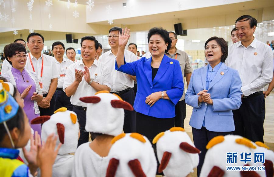 8月9日，中共中央政治局委員、國務(wù)院副總理、中央代表團(tuán)副團(tuán)長劉延?xùn)|率中央代表團(tuán)二分團(tuán)到赤峰看望慰問各族干部群眾。這是劉延?xùn)|在赤峰市青少年宮與青少年熱烈互動。新華社記者 連振 攝