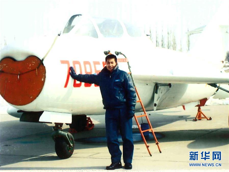（建軍90周年·英雄·圖文互動(dòng)）（3）聽，渤海灣有風(fēng)吹過(guò)來(lái)——追記海軍某艦載航空兵部隊(duì)一級(jí)飛行員張超