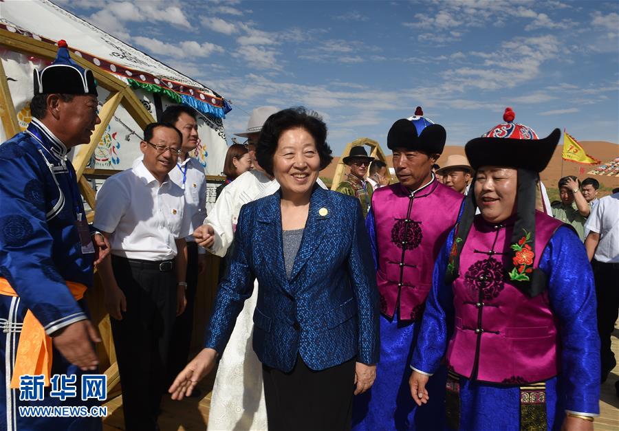 8月10日，中共中央政治局委員、中央統(tǒng)戰(zhàn)部部長、中央代表團(tuán)副團(tuán)長孫春蘭率中央代表團(tuán)三分團(tuán)繼續(xù)在內(nèi)蒙古自治區(qū)阿拉善盟看望慰問，把以習(xí)近平同志為核心的黨中央的親切關(guān)懷和全國各族人民的美好祝福帶給阿拉善各族各界干部群眾。這是孫春蘭在牧民張輝生（右二）家了解生產(chǎn)生活情況。新華社記者 任軍川 攝