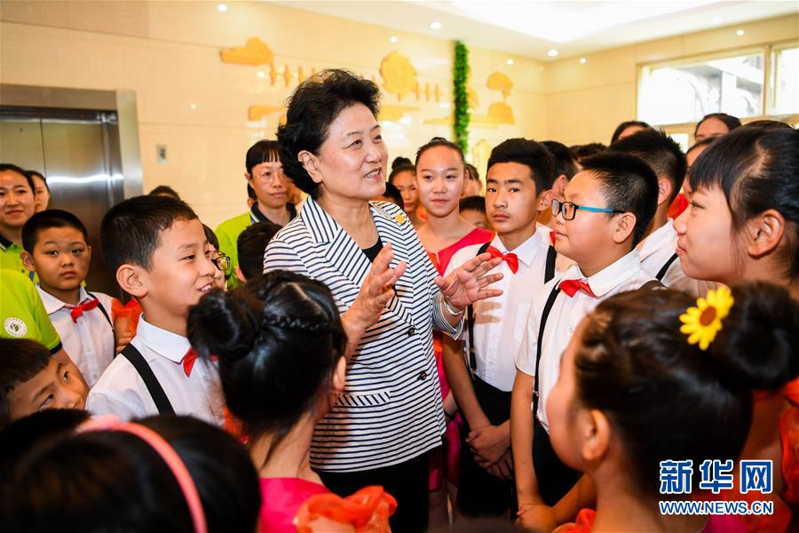 8月10日，中共中央政治局委員、國務(wù)院副總理、中央代表團(tuán)副團(tuán)長劉延?xùn)|率中央代表團(tuán)二分團(tuán)來到呼倫貝爾，把以習(xí)近平同志為核心的黨中央的親切關(guān)懷和全國人民的美好祝福帶給當(dāng)?shù)馗髯甯刹咳罕?。這是劉延?xùn)|在呼倫貝爾市兒童福利院與孩子們在一起。新華社記者 連振 攝