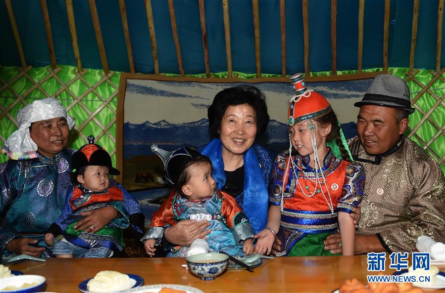 8月11日，帶著以習(xí)近平同志為核心的黨中央的親切關(guān)懷和全國各族人民的美好祝福，中共中央政治局委員、中央統(tǒng)戰(zhàn)部部長、中央代表團(tuán)副團(tuán)長孫春蘭率中央代表團(tuán)三分團(tuán)在錫林郭勒盟看望各族干部群眾，共同慶祝內(nèi)蒙古自治區(qū)成立70周年。這是孫春蘭在錫林浩特市寶力根蘇木牧民巴·巴特爾（右一）家中看望。新華社記者 任軍川 攝