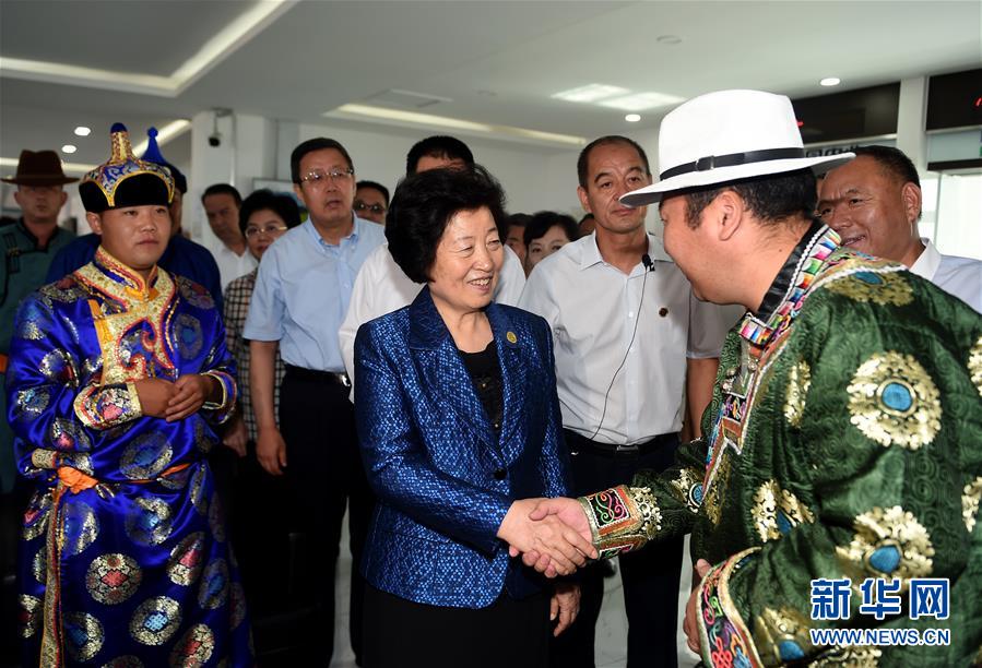 8月11日，帶著以習(xí)近平同志為核心的黨中央的親切關(guān)懷和全國各族人民的美好祝福，中共中央政治局委員、中央統(tǒng)戰(zhàn)部部長、中央代表團(tuán)副團(tuán)長孫春蘭率中央代表團(tuán)三分團(tuán)在錫林郭勒盟看望各族干部群眾，共同慶祝內(nèi)蒙古自治區(qū)成立70周年。這是孫春蘭在非公企業(yè)大莊園生態(tài)牛羊肉產(chǎn)業(yè)示范園同前來售羊的牧民親切交談。新華社記者 任軍川 攝