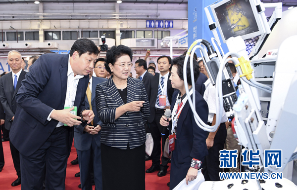 8月23日，2017世界機器人大會開幕式在北京舉行，中共中央政治局委員、國務院副總理劉延東出席并講話。這是開幕式后，劉延東參觀機器人應用展覽。新華社記者 張領 攝