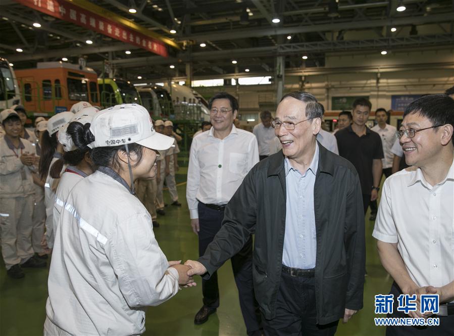 9月3日至5日，中共中央政治局常委、中央紀(jì)委書記、中央巡視工作領(lǐng)導(dǎo)小組組長王岐山在湖南省調(diào)研并主持召開巡察工作座談會(huì)。這是9月4日，王岐山到中國中車株洲電力機(jī)車有限公司考察。新華社記者 王曄 攝
