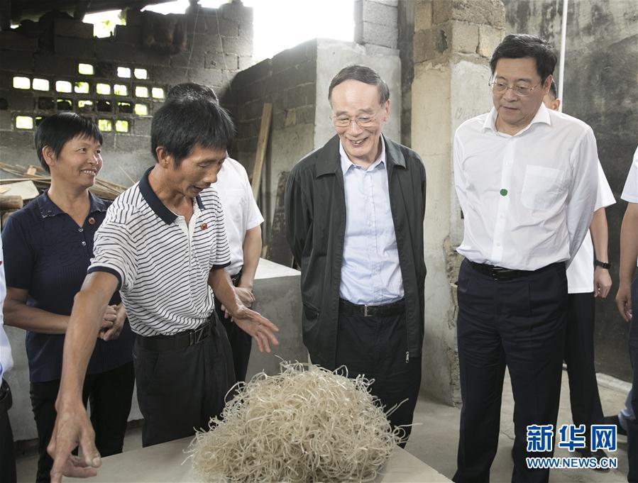 9月3日至5日，中共中央政治局常委、中央紀(jì)委書記、中央巡視工作領(lǐng)導(dǎo)小組組長王岐山在湖南省調(diào)研并主持召開巡察工作座談會(huì)。這是9月4日，王岐山在瀏陽市官橋鎮(zhèn)石灰嘴村貧困戶家中了解脫貧情況。新華社記者 王曄 攝


