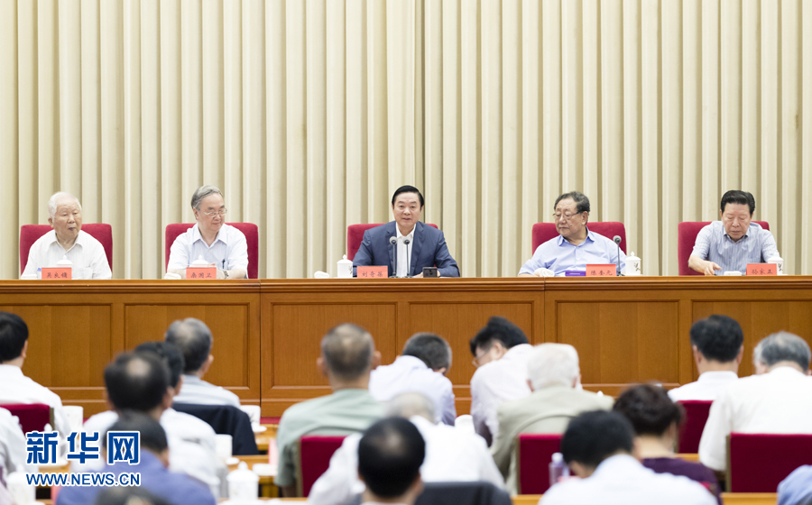9月8日，中共中央政治局委員、中央書(shū)記處書(shū)記、中宣部部長(zhǎng)劉奇葆在北京出席中國(guó)大百科全書(shū)第三版總編輯委員會(huì)成立大會(huì)并講話。 新華社記者丁海濤 攝