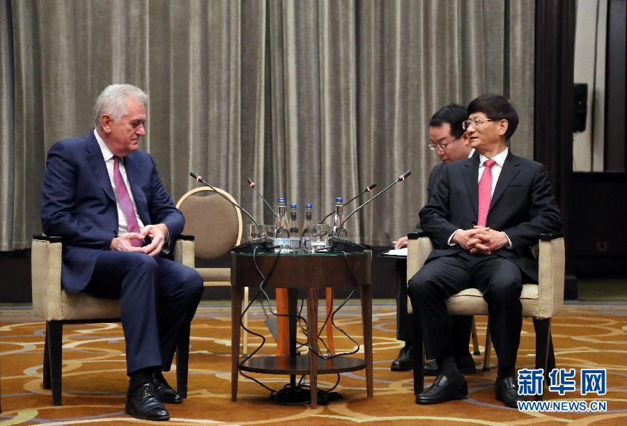 9月11日，在塞爾維亞首都貝爾格萊德，習(xí)近平主席特使、中共中央政治局委員、中央政法委書記孟建柱（右）會(huì)見塞爾維亞前總統(tǒng)尼科利奇（左）。新華社記者王慧娟攝