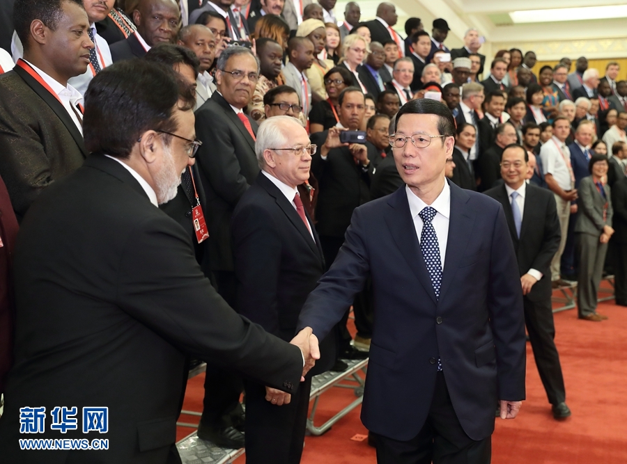 9月21日，中共中央政治局常委、國務(wù)院副總理張高麗在北京人民大會堂會見來華參加2017“一帶一路”媒體合作論壇的外方代表并回答大家關(guān)心的問題。新華社記者王曄攝 