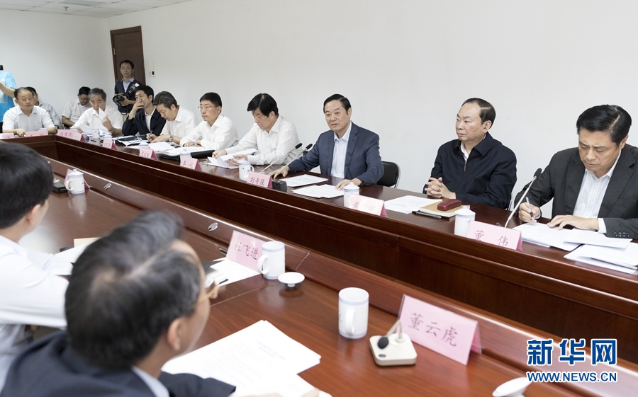 9月22日，中共中央政治局委員、中央書記處書記、中宣部部長劉奇葆在北京調(diào)研京劇像音像工程情況。這是劉奇葆與有關(guān)方面負責(zé)同志座談交流。新華社記者 丁海濤 攝