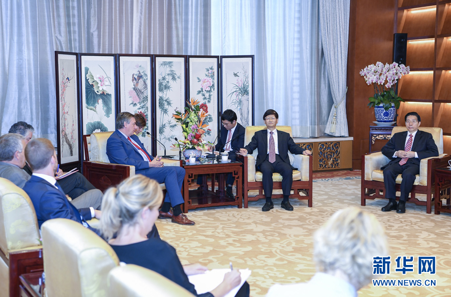 9月26日，中共中央政治局委員、中央政法委書記孟建柱在北京會見來華出席國際刑警組織第86屆全體大會的比利時副首相兼內(nèi)政大臣讓邦。國務(wù)委員、公安部部長郭聲琨參加有關(guān)會見。新華社記者 張領(lǐng) 攝