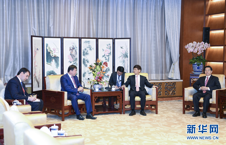 9月26日，中共中央政治局委員、中央政法委書記孟建柱在北京會見來華出席國際刑警組織第86屆全體大會的塔吉克斯坦內(nèi)務(wù)部長拉希姆佐達(dá)。國務(wù)委員、公安部部長郭聲琨參加有關(guān)會見。新華社記者 張領(lǐng) 攝